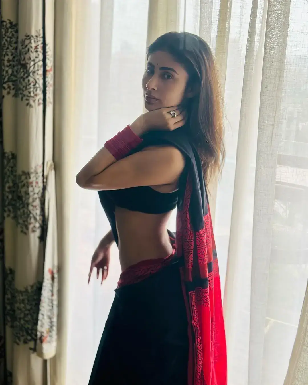 Indian TV Actress Mouni Roy in Sleeveless Black Saree